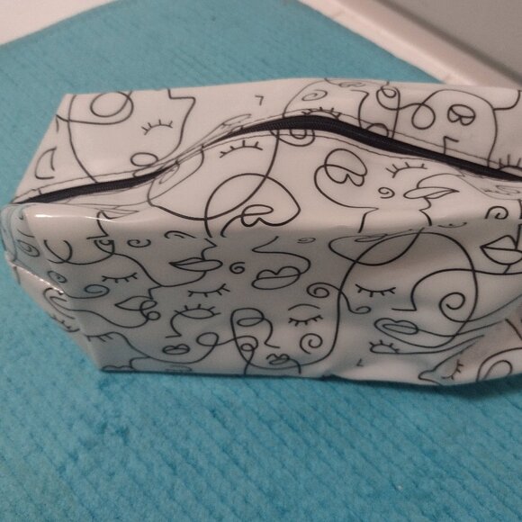 NEW makeup case, waterproof w/gussets - Picture 1 of 3